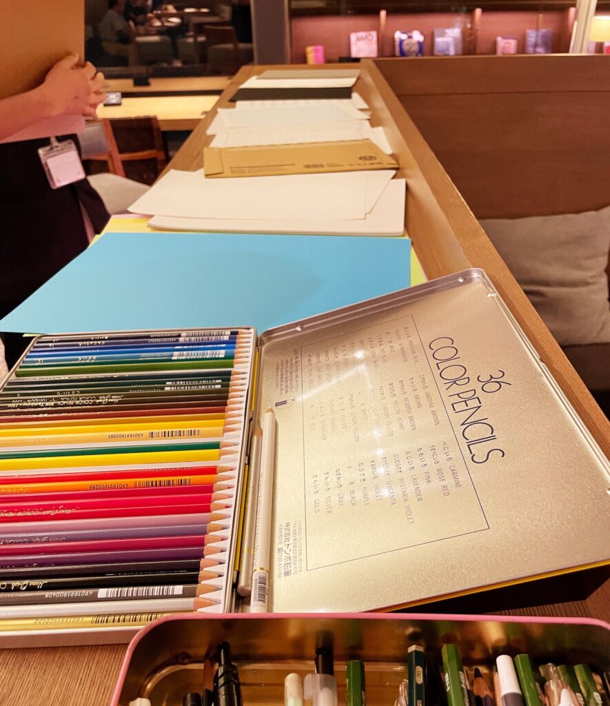 作品制作用の紙と色鉛筆